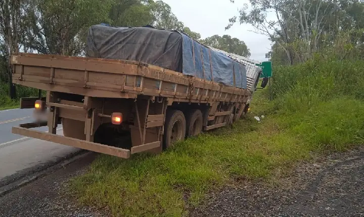 Veículo carregado com aproximadamente 18 toneladas de carga sai da pista, na BR-262 em Campos Altos