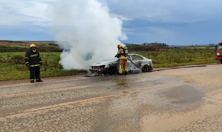 Veículo é consumido por chamas e fica totalmente destruído, na BR-354, entre Campos Altos e Santa Rosa da Serra