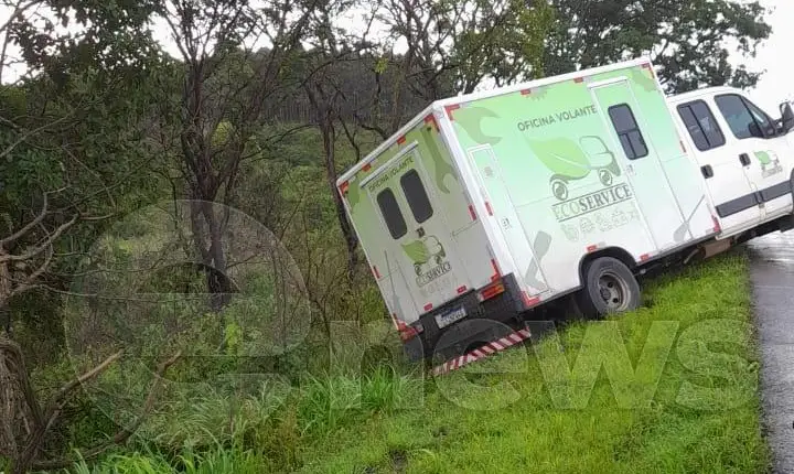 Veículo sai da pista, e para atravessado as margens da BR 262 em Campos Altos