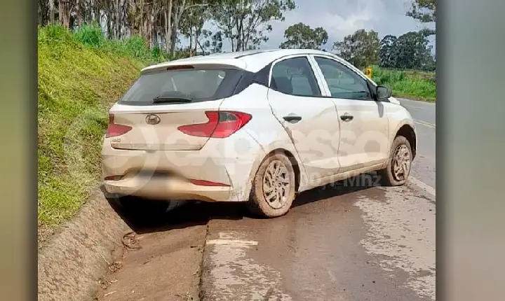 Veículo sai da pista na BR-262 em Campos Altos, próximo à “Curva do Zé Andrade”