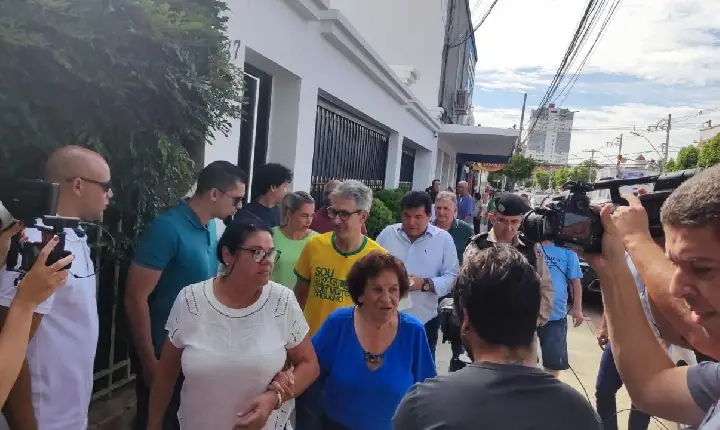 Vestido de verde e amarelo, Romeu Zema vota em Araxá