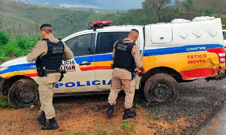 Viatura da Polícia Militar sofre acidente na BR-262, em Luz MG