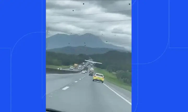 Vídeo flagra avião de pequeno porte fazendo pouso forçado entre carros na BR-101