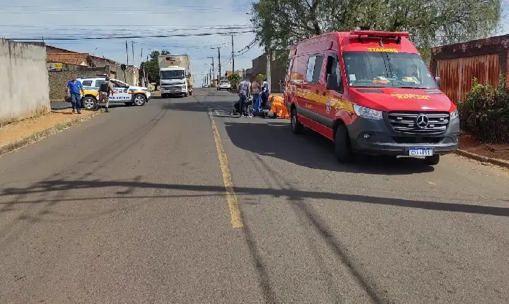 Vítima de colisão entre automóvel e motocicleta é socorrida em Araxá