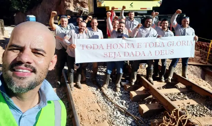 VLI conclui remoção de locomotiva que havia caído dentro de rio, em Tapiraí