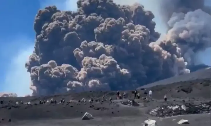 Vulcão Etna, na Itália, entra em erupção e turistas correm para deixar área da cratera