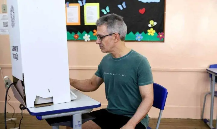 Zema vota em Araxá e exalta prefeitos que atuaram durante a pandemia