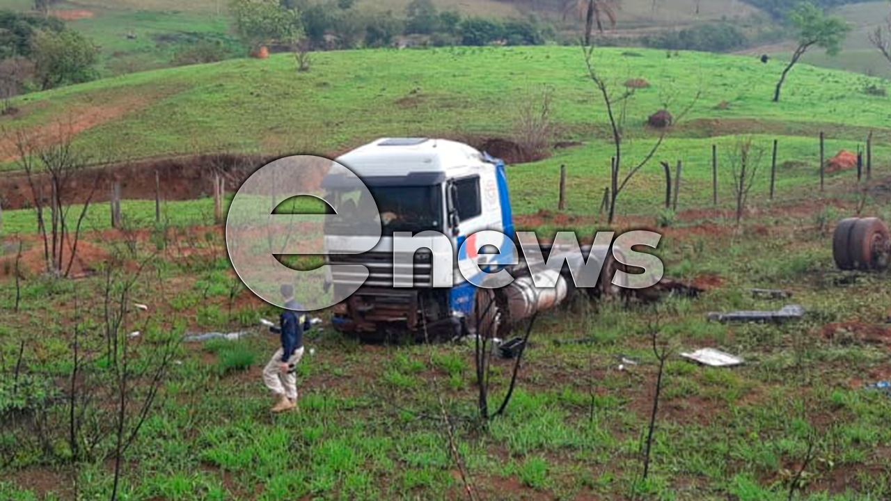 Homem fica ferido após carreta sair da pista e capotar na BR-262 em Campos Altos