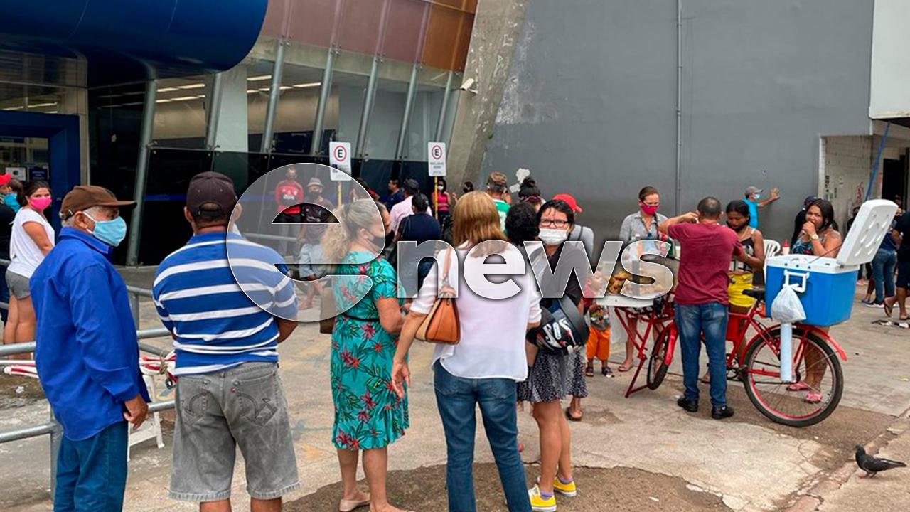 Agências da Caixa registram filas no 1º dia de pagamento do Auxílio Brasil