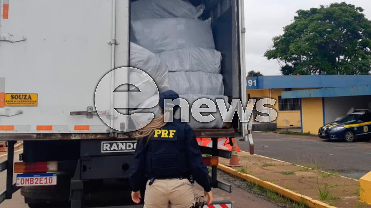 Caminhão carregado com 3.300 calçados supostamente falsificados é apreendido em Araxá