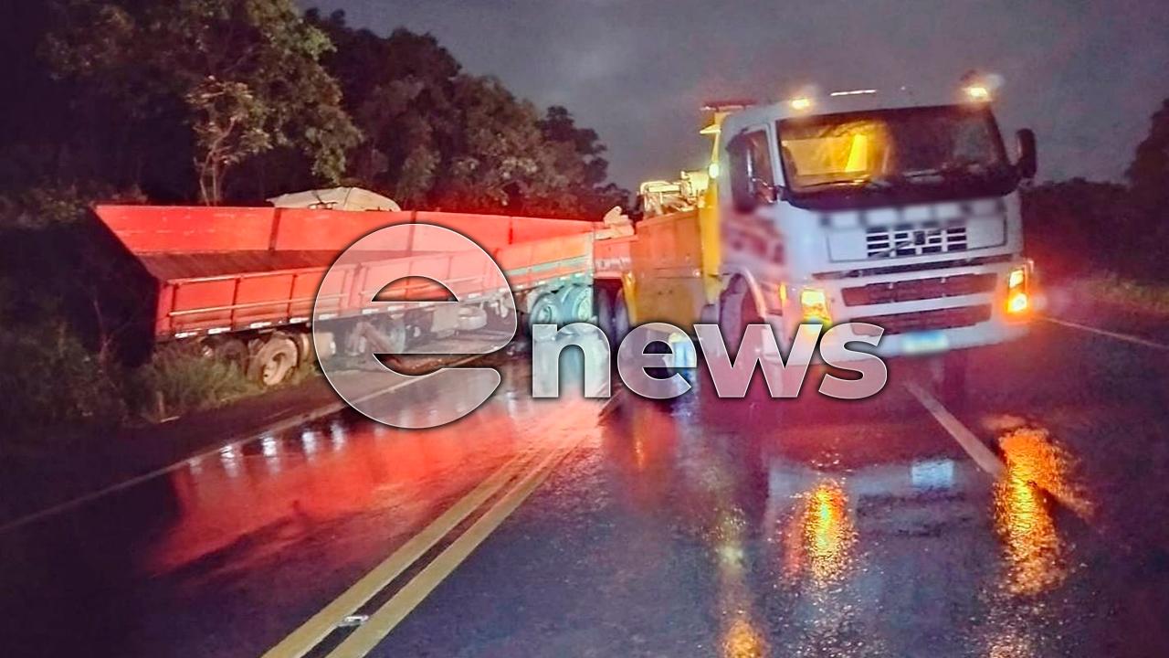 Carreta bate em barranco após derrapar na pista molhada na BR-354