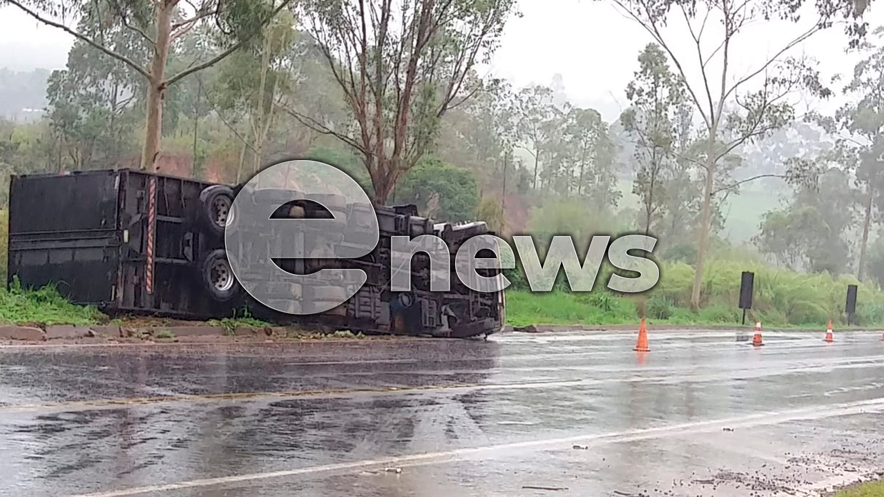 Casal fica ferido em acidente na BR-262 em Campos Altos