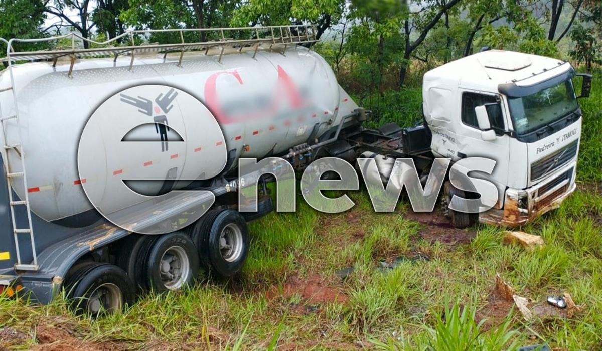 Colisão entre carretas deixa motorista ferido na BR-354