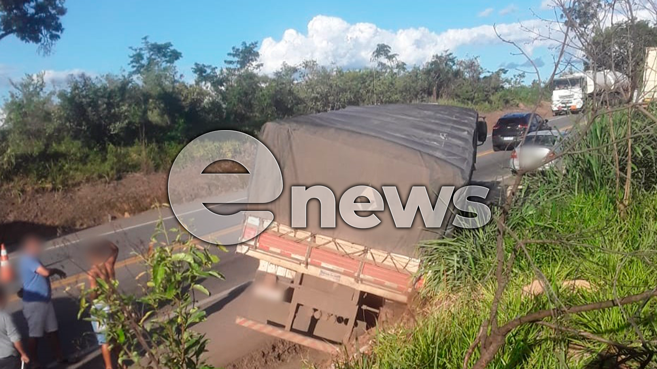 Colisão entre duas carretas e um caminhão é registrada na BR-262