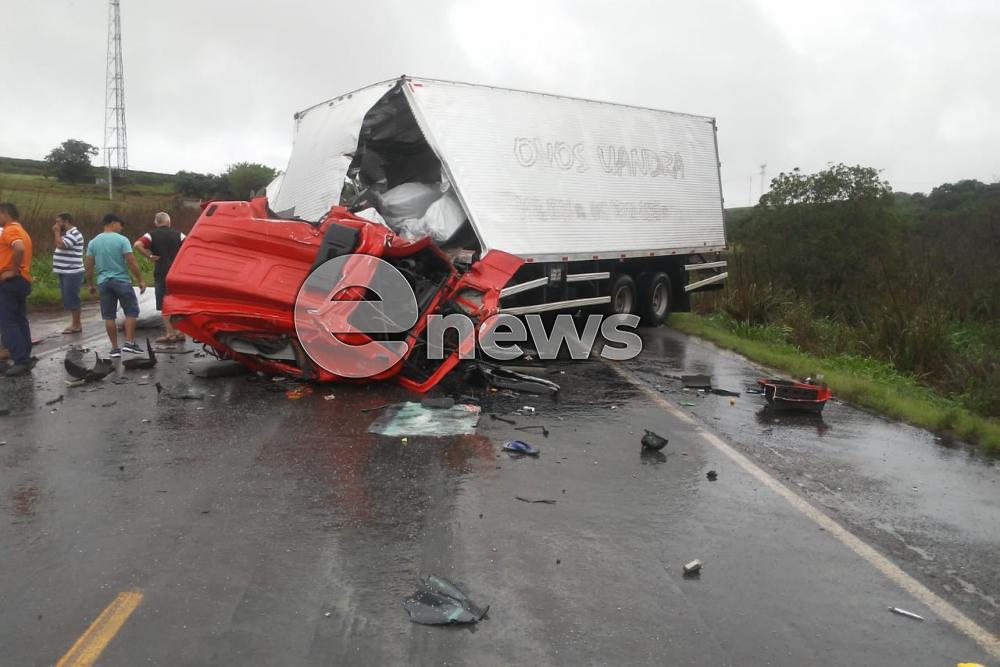 Duas carretas batem de frente na BR-262