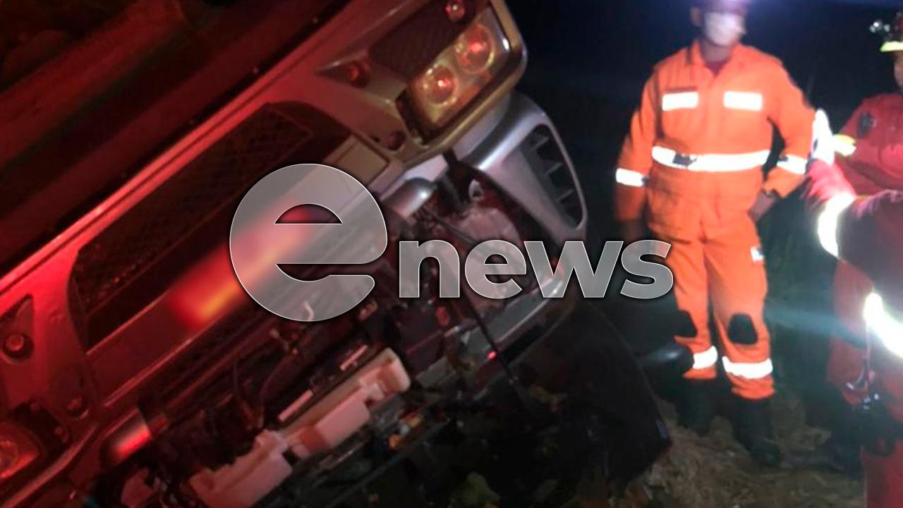 Homem morre após carreta tombar na BR-262, sentido Campos Altos/Luz
