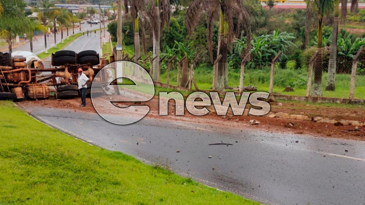 Motorista fica ferido após caminhão betoneira tombar em Tapira