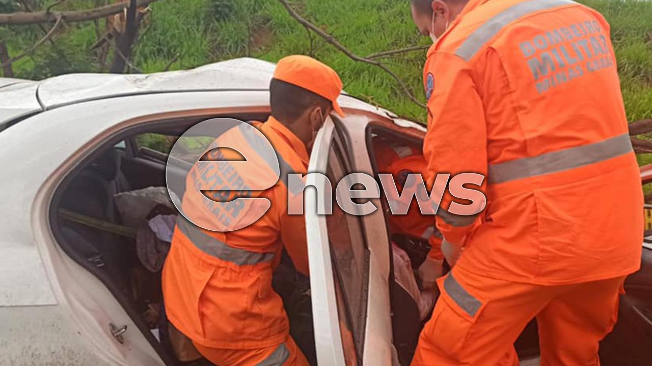 Mulher morre após veículo sair da pista e atingir árvore na BR-146 em Araxá