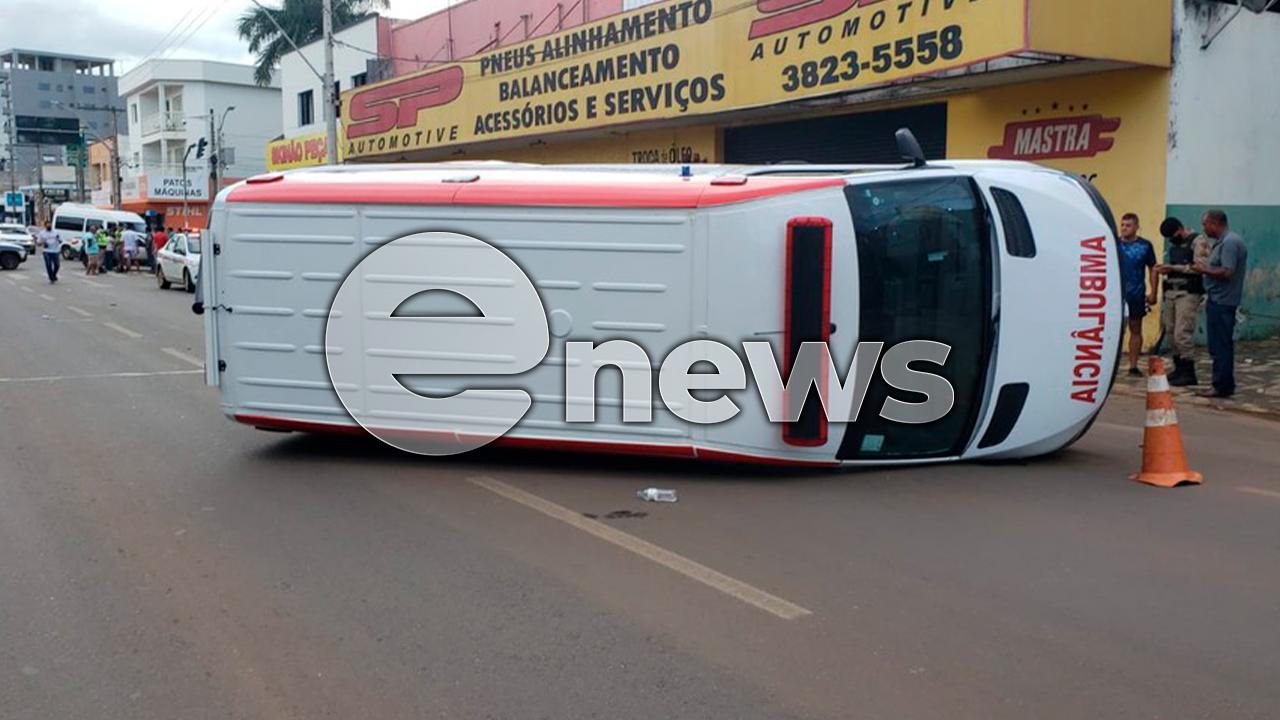 Ambulância com paciente de Santa Rosa da Serra é atingida por carro e tomba em Patos de Minas