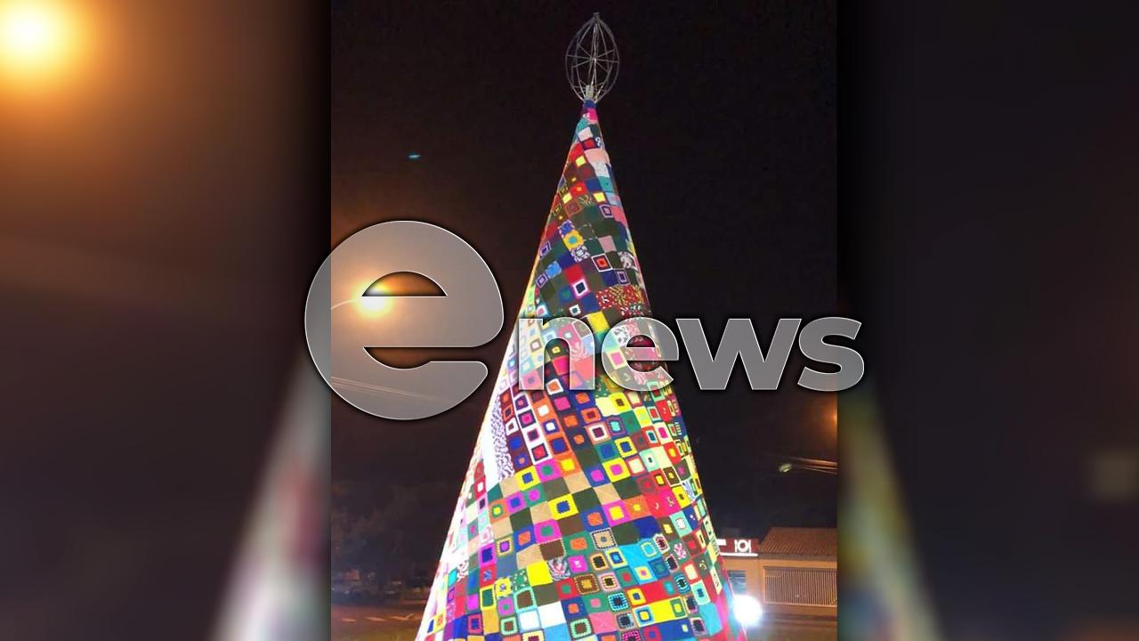 Árvore de Natal feita de crochê é atração em Ibiá