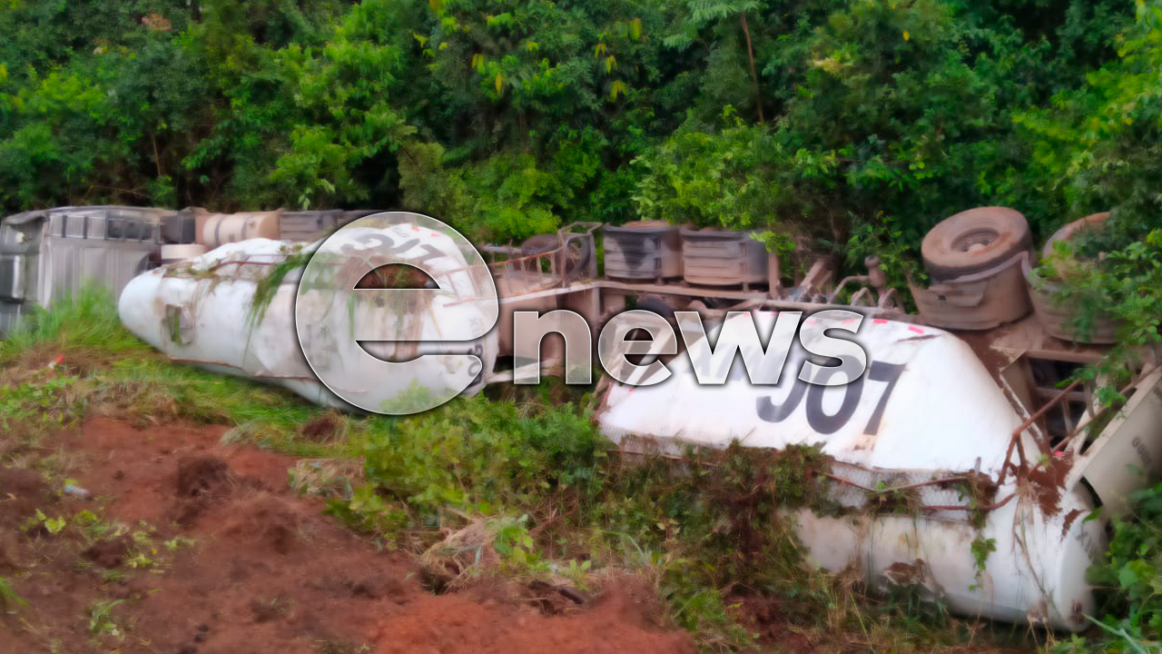 Carreta carregada com calcário tomba na BR-262 entre Campos Altos e Araxá