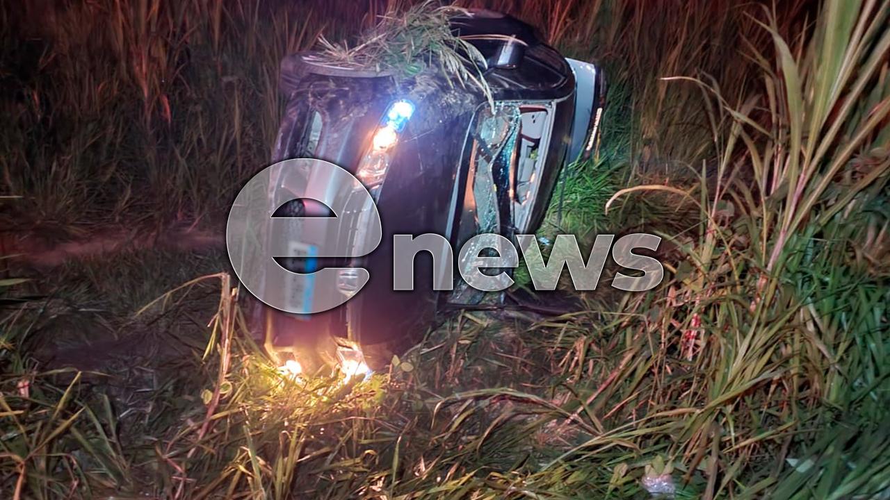 Carro com cinco ocupantes capota e cai em barranco na BR-262