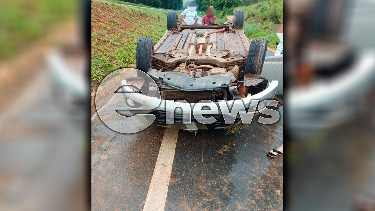 Homem de 23 e mulher de 22 anos ficam feridos após carro capotar na MG-050
