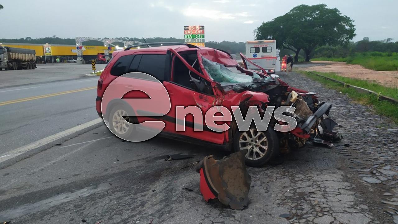 Homem fica ferido após acidente entre carro e caminhão na BR-262