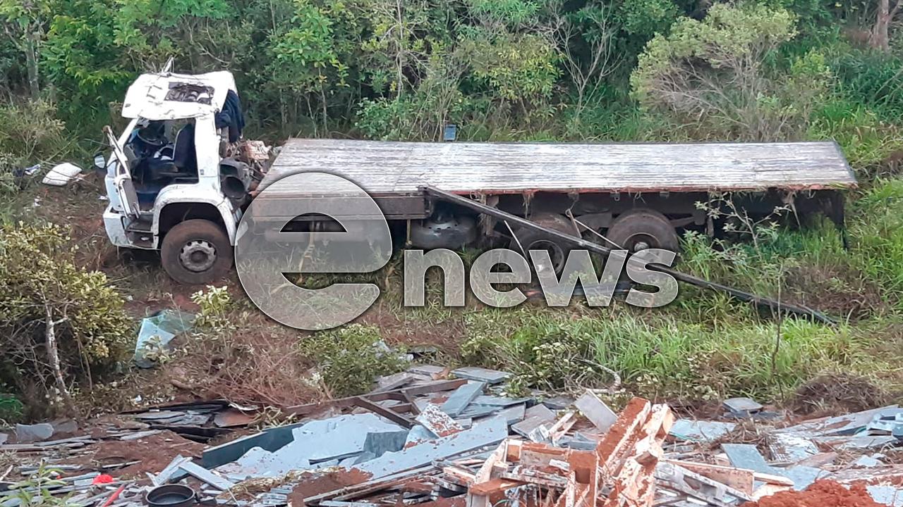 Motorista fica ferido após caminhão cair em ribanceira na BR-262 sentido Campos Altos/Luz