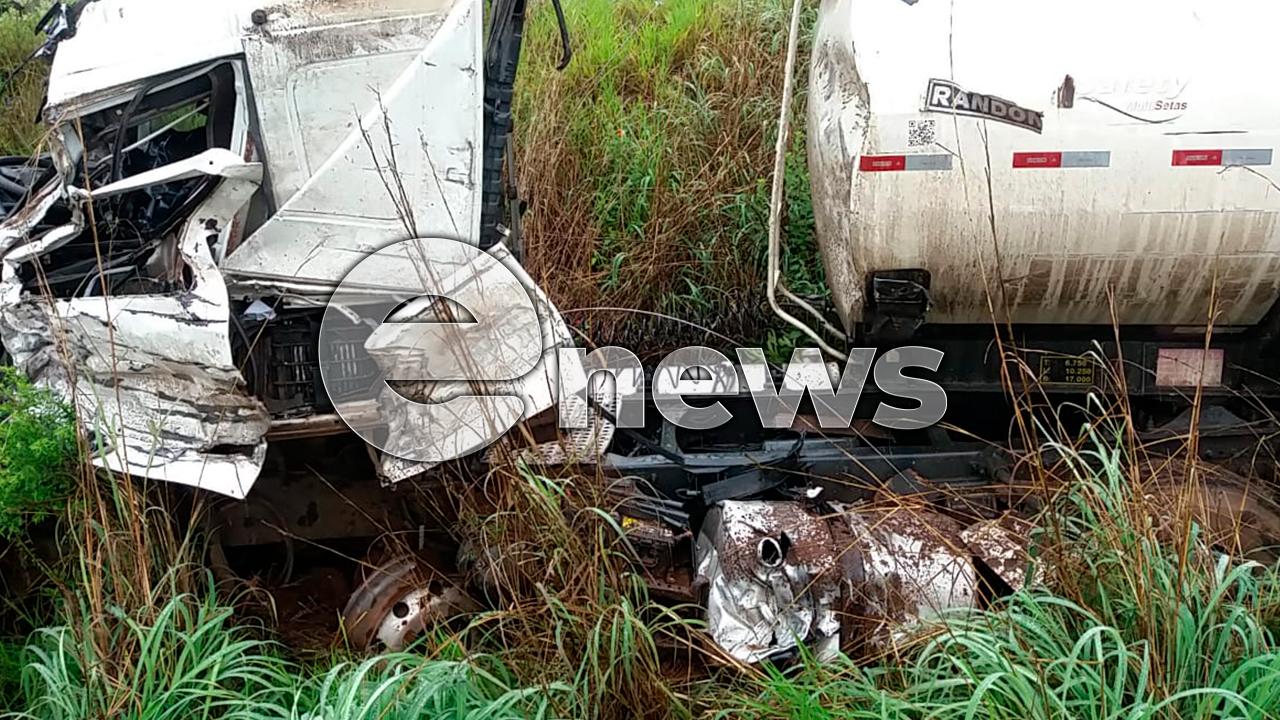 Motorista morre após acidente entre carretas na BR-262 em Campos Altos