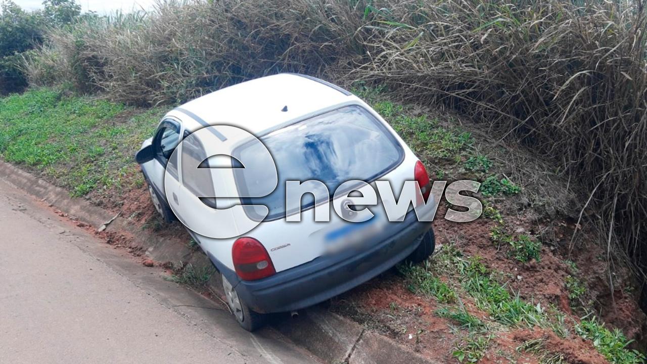Carro sobe em barranco após pneu estourar na BR-262 entre Campos Altos e Araxá