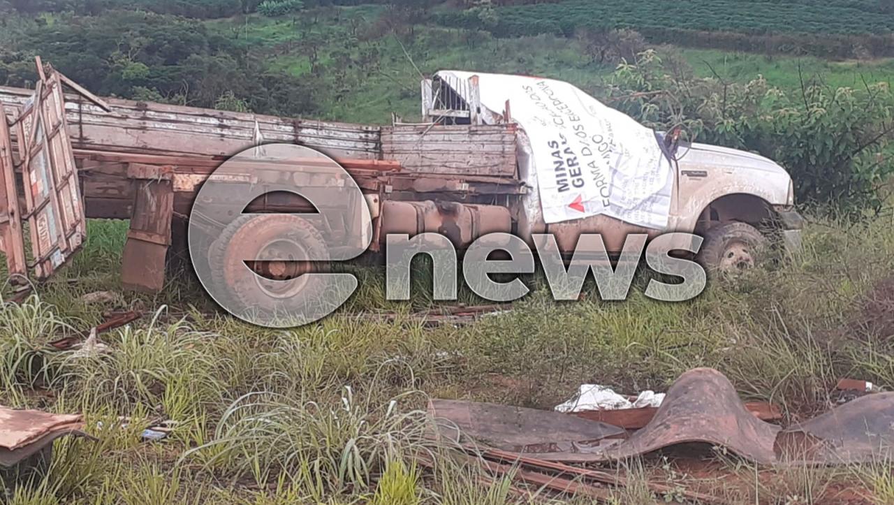 Após sair da pista, caminhonete capota no trevo de acesso à Santa Rosa da Serra, na BR-354
