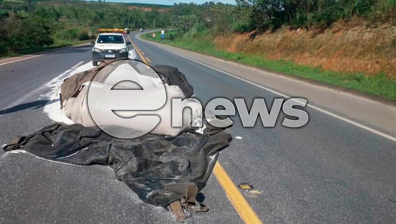 Bags caem na pista após se soltarem de caminhão na BR-262 em Campos Altos