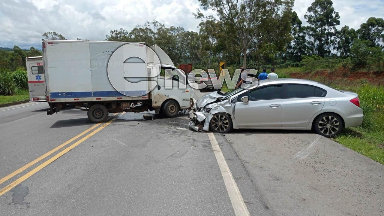 Colisão entre carro e caminhão é registrada na BR-262 em Campos Altos