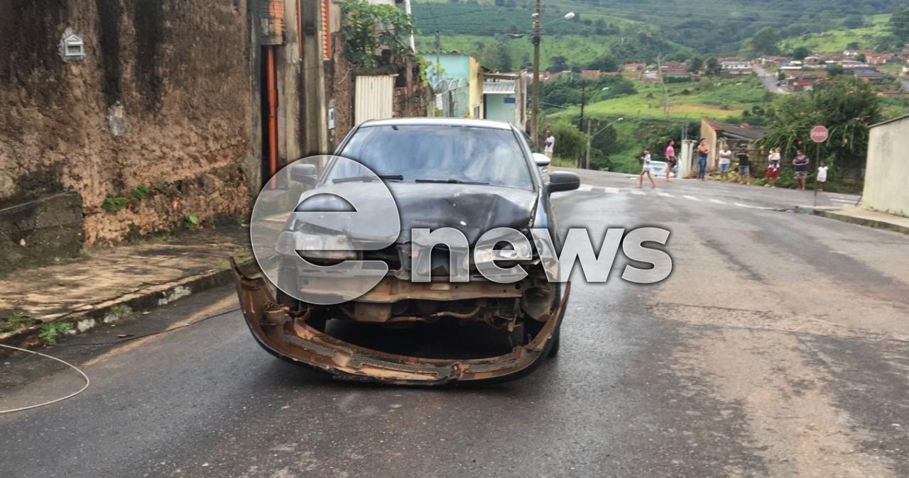 Micro-ônibus perde freio e atinge carro de passeio, em Campos Altos