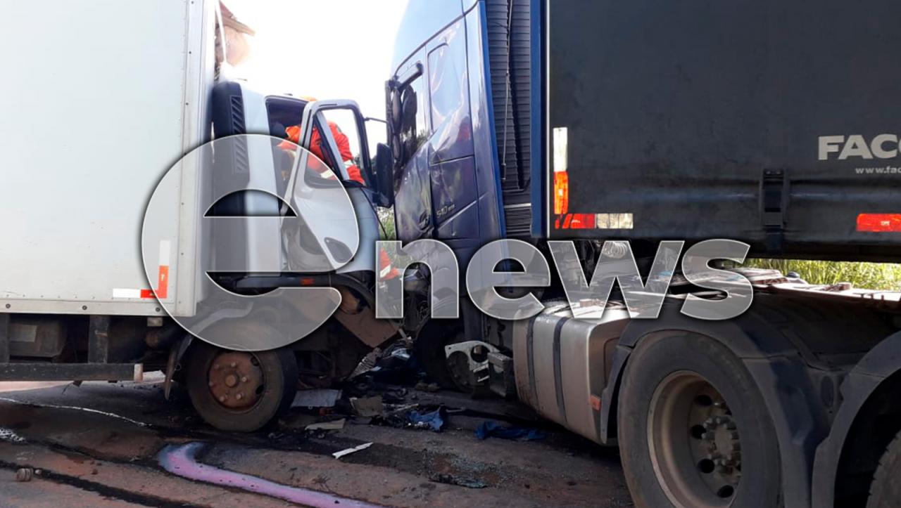 Motorista de Lagoa da Prata morre em acidente envolvendo caminhão e carreta na BR-354