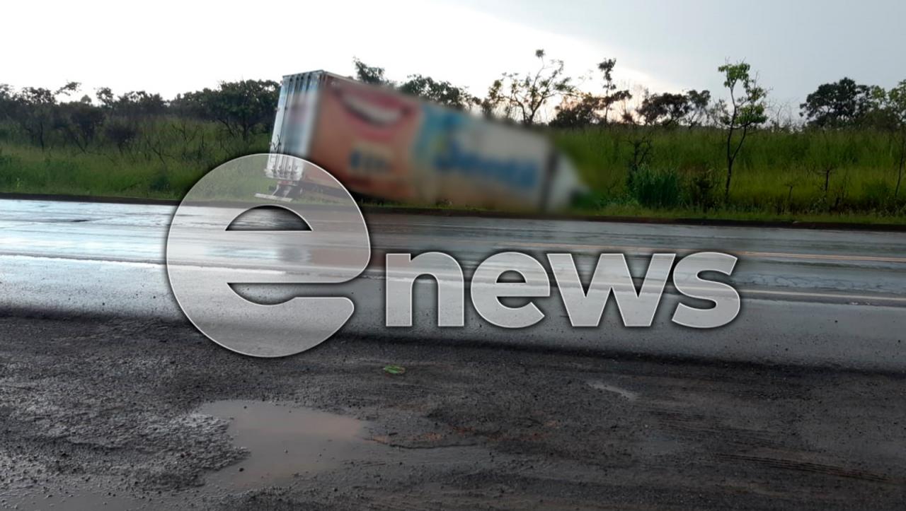 Motorista fica levemente ferido após caminhão sair da pista na BR-262, no município de Campos Altos