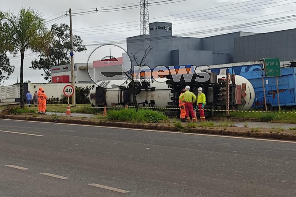 Semi-reboque com carga inflamável tomba na avenida Ministro Olavo Drummond em Araxá