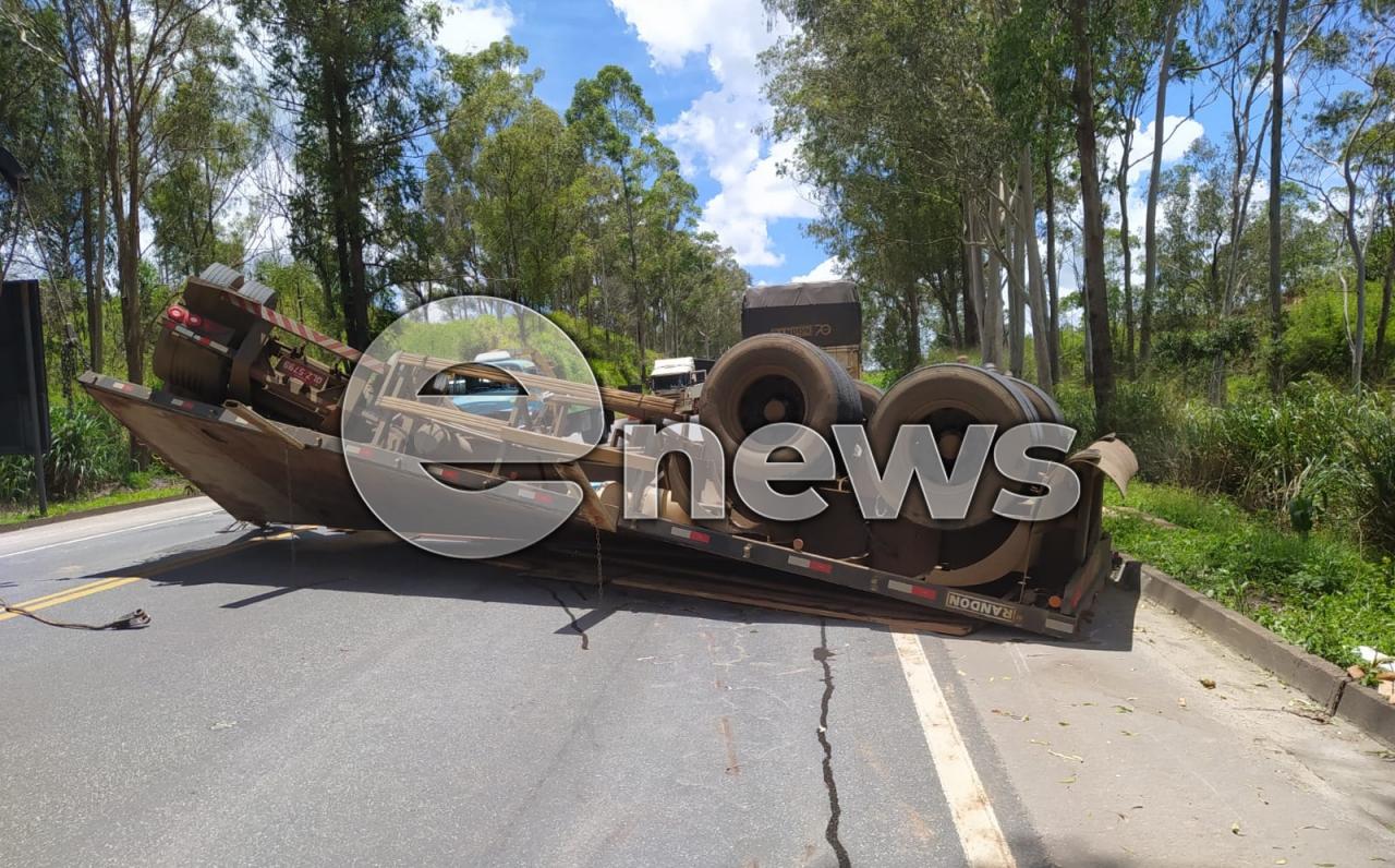 Semirreboque tomba e deixa BR-262 interditada em Campos Altos