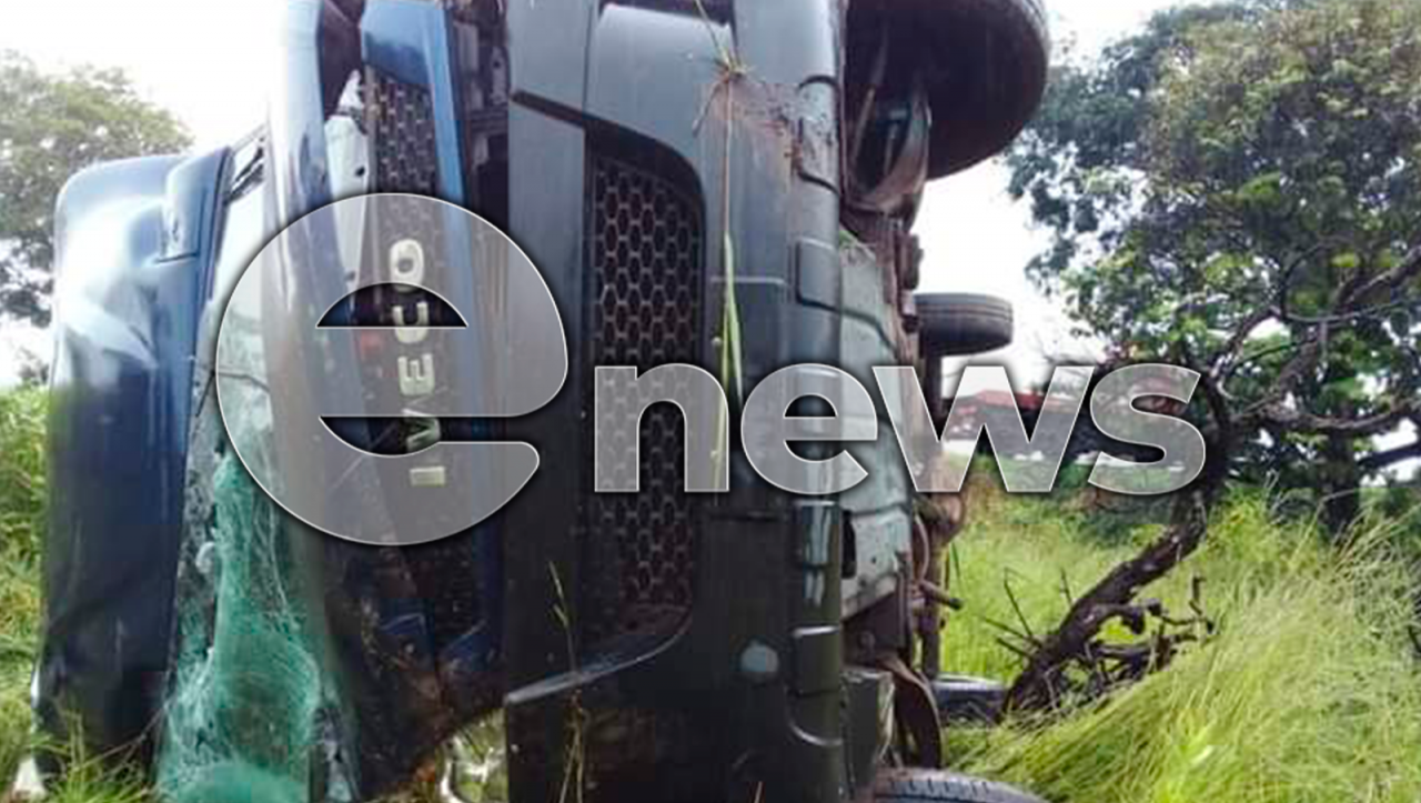 Caminhão tomba após sair da pista na BR-262 em Campos Altos