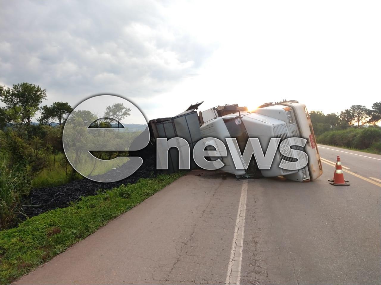 Carreta carregada de carvão tomba na BR-262 em Campos Altos