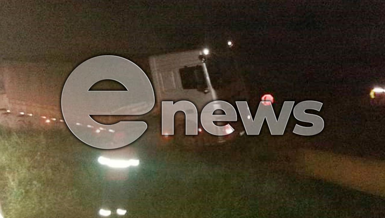 Carreta sai da pista na BR-262 entre Campos Altos e Araxá; motorista relatou que dormiu ao volante