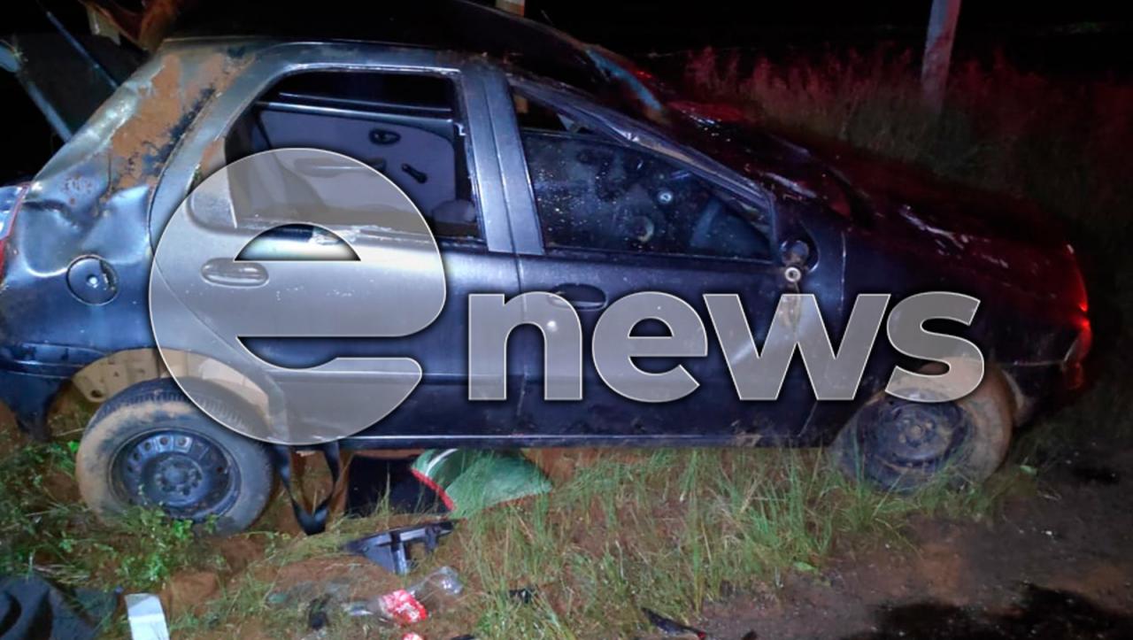 Carro capota e deixa mulher ferida, em Campos Altos; ao menos três pessoas estavam à bordo do veículo