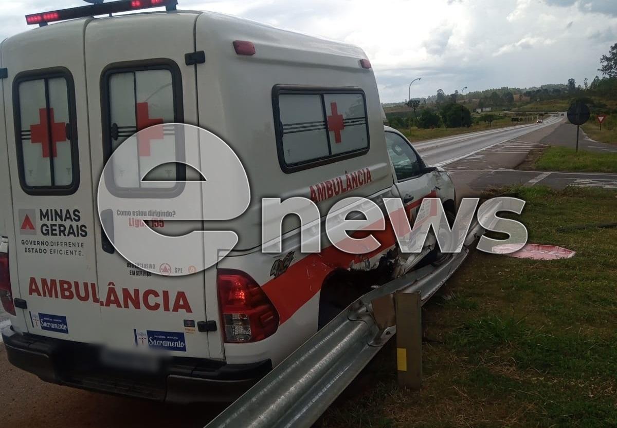 Ambulância da Prefeitura de Sacramento sofre saída de pista na BR-262 em Córrego Danta