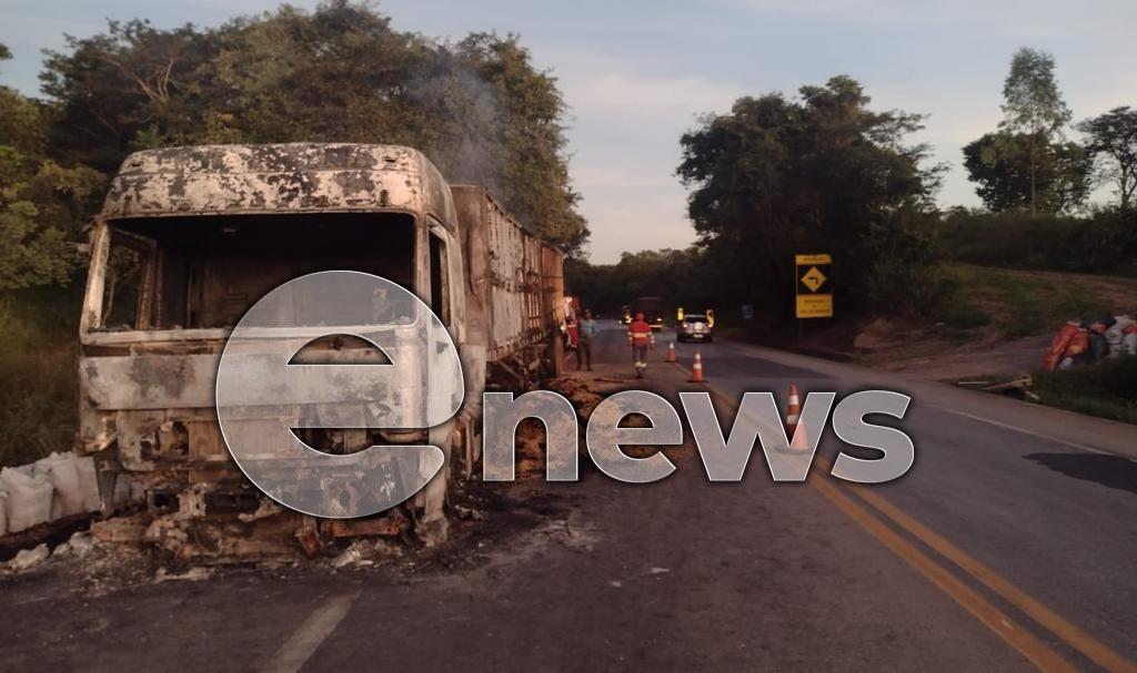 Carreta pega fogo na BR 262 em Campos Altos