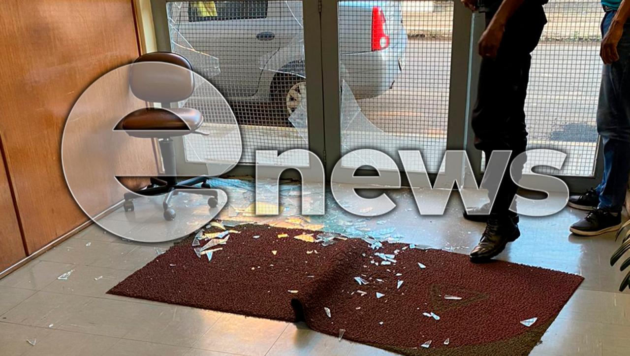 Imagens mostram como ficou a entrada do Fórum de Campos Altos após adolescente de 13 anos deteriorar o local