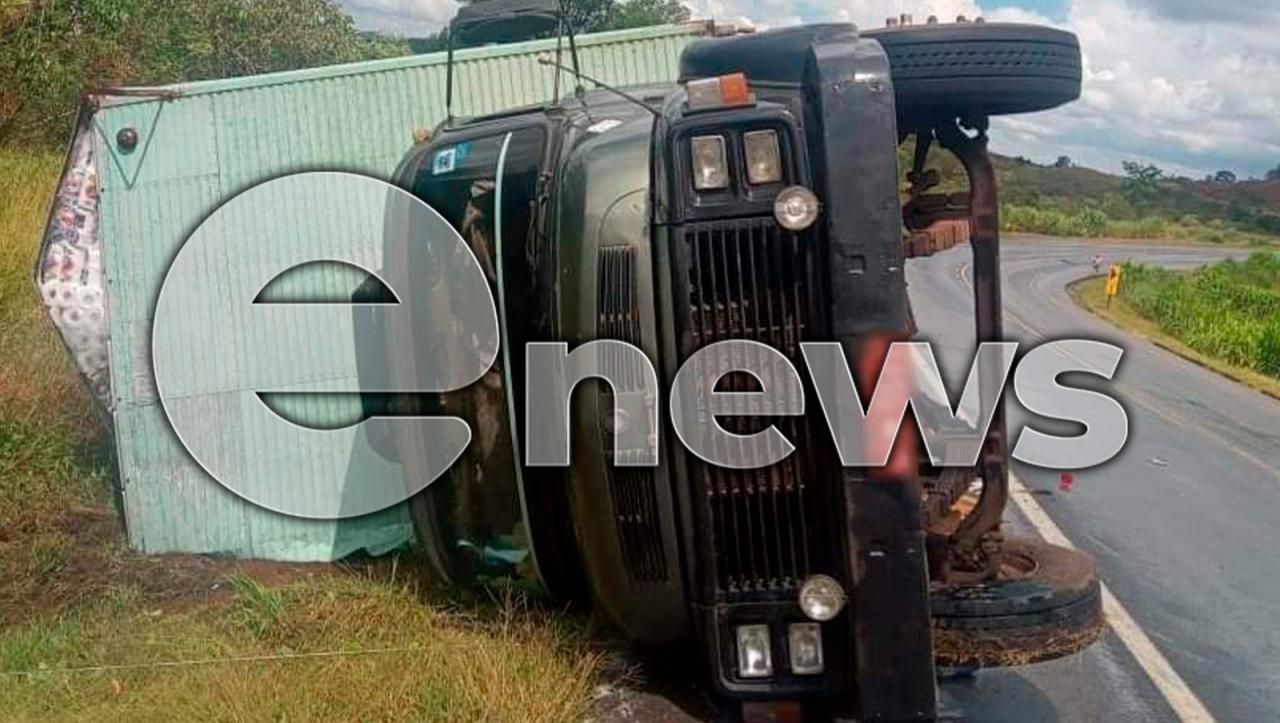 Trânsito fica lento após caminhão tombar na BR-262, em Campos Altos