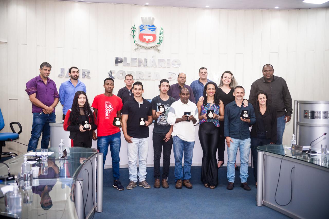 Câmara Municipal de Campos Altos realiza outorga da medalha Abiçahyr Carlos de Oliveira Júnior