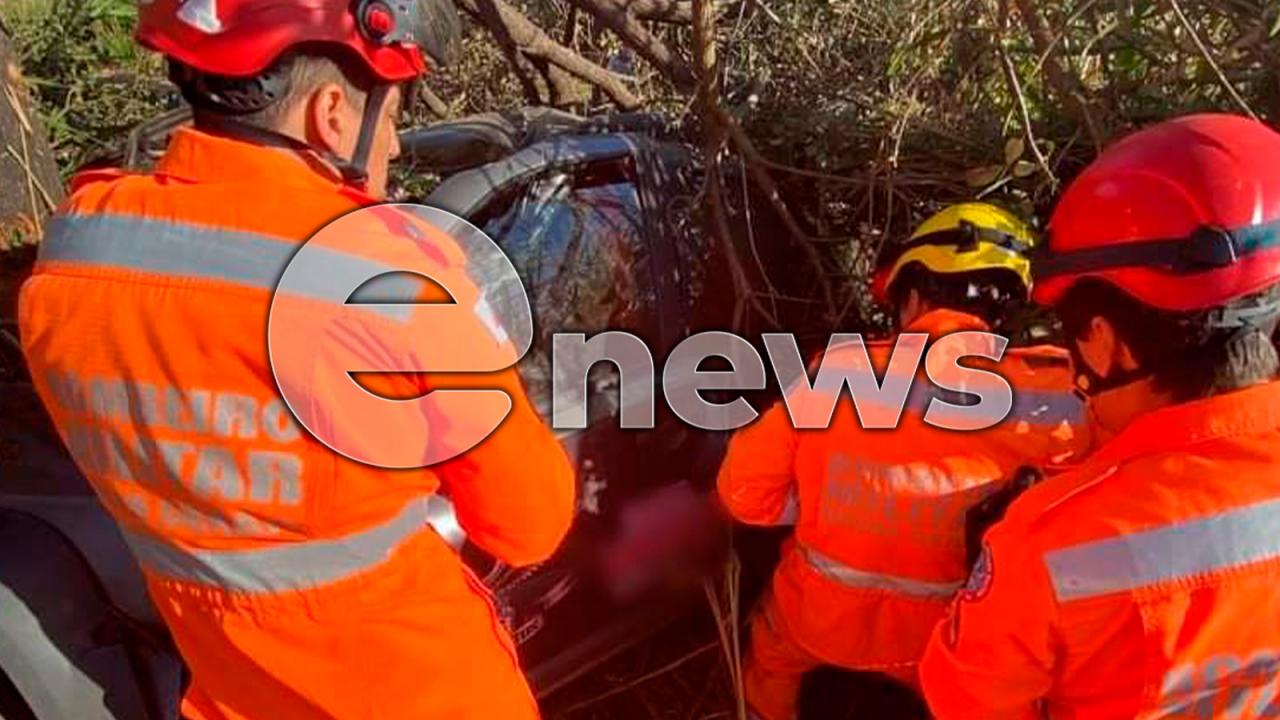 Carro bate em árvore, deixa motorista ferido e passageira morre, na BR-262