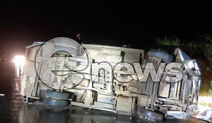 Carro-forte que saiu de Campos Altos capota na BR-352, em Patos de Minas; pista foi interditada